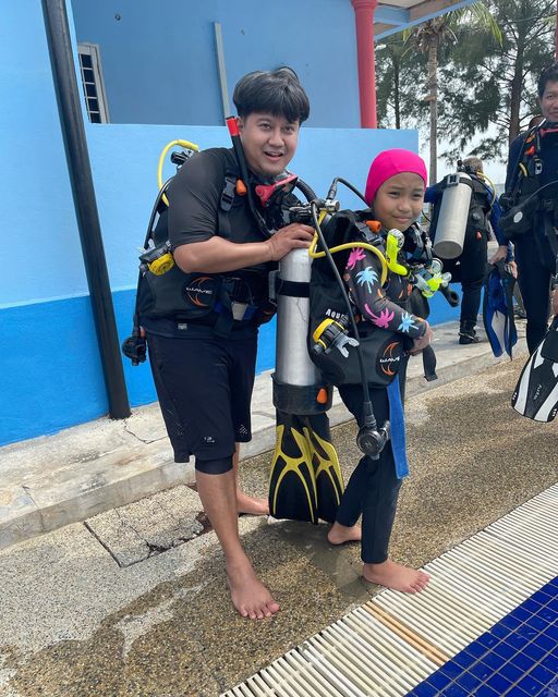 Dian (10 yo) is taking the course of  IANTD Open Water Nitrox Diver with her fat…